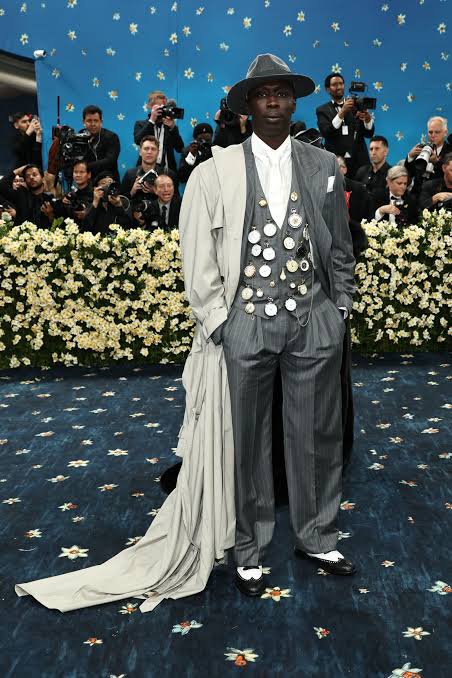 Khaby Lame like a Boss al Met Gala 2025: il look post-dandy con 25 orologi  da taschino vintage e il trench con strascico | Vogue Italia