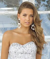 Best Side Swept Hairstyles For Every Occasion Pretty Designs Side Swept Hairstyles Strapless Dress Hairstyles Side Hairstyles