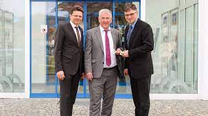 Dagmara sonntag marketing and communications at dan skan gmbh burgdorf. Volksbank Raiffeisenbank In Unterwossen Leiter Peter Mayer Ubergibt Sein Amt An Engelbert Pletschacher Unterwossen