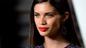 The hotelier boyfriend of victoria's secret model sara sampaio has been cleared of attempting to swindle nearly $50,000 from. Sara Sampaio Ajuda Criancas Desfavorecidas Social Sabado