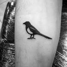 See more ideas about magpie tattoo, magpie, birds tattoo. 50 Elster Tattoo Designs Fur Manner Bird Tinte Ideen Deutsch Style Magpie Tattoo Tattoo Designs Men Tattoos