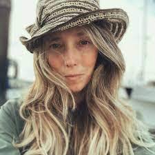 Lynn Warrick's Instagram, Twitter & Facebook