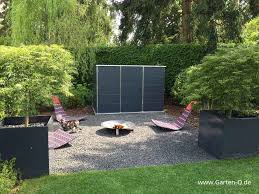 Keep garden plants looking trim with secateurs and pruners, or take care of your flower beds and vegetable patches with shovels, forks and edgers, and discover our range of rakes and weeding tools. Gartenhaus Gartenschrank Garten Q Gmbh