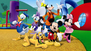 Topolino e pluto addobbano la casa per le feste di natale, ma pluto se la deve vedere con cip e ciop. La Casa Di Topolino Globe Ict