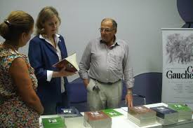 Independent portuguese filmmaker joão paulo simões was born in 1976 and is the grandson of legendary angolan poet maurício de almeida gomes. Simoes Nas Bibliotecas Doacao De Livros A Smed E A 5Âª Cre