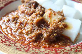 Cili merah, cili hiaju dan bawang putih dikisar kasar/tumbuk. Kuah Kacang Dengan Daging Istimewa Azie Kitchen Azie Kitchen