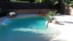 Esta Piscina De Arena Realizada En Un Vivienda De Madrid Cuenta Con Un Puente De Madera Ipe Un Banco De Beach Entry Pool Amazing Swimming Pools Backyard Pool