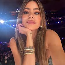 Sofía Vergara, subió estas fotos a su perfil de IG 🤯 ven la gente del  fondo ? Seda algún tipo de filtro o que piensas ?