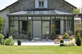 4 Possibilites Le Verre Les Tuiles Les Panneaux En Polycarbonates Et Les Plaques Opaques Decouvrez Veranda Bioclimatique Decoration Veranda Idees Veranda
