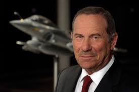 Ce n'est pas la première fois qu'un hélicoptère fait tomber un dassault, la dernière fois ça avait valu deux ans avec sursis à serge, ici ce sera plus long. Charles Edelstenne Designe Comme Successeur De Serge Dassault