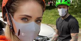 Fedez e chiara ferragni in love. Chiara Ferragni E Fedez Volontari Per La Consegna Del Cibo News Striscia La Notizia