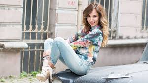 esra ronabar kimdir maksatbilgi 2021 moda stilleri unluler fotograf