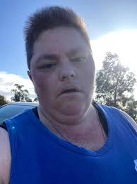 At the end of kilometer 8 my sciatic nerve started singing in my left hip/  butt and put tears in my eyes. That made me a bit angry 😤 so I kicked