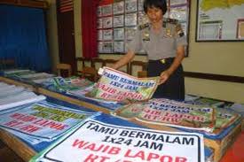 Jalur evakuasi di proyek ini terdiri dari jalur menuju tangga darurat, dan jalur menuju titik kumpul di luar gedung. Cegah Teroris Polisi Pasang Ratusan Spanduk Tamu Wajib Lapor Di Ungaran