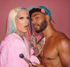 He showcases his skills on social media, and he has 17.4 million. Dating Mal Anders Jeffree Star Von Unbekanntem Geschminkt Promiflash De