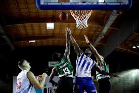 Pavilhão das antas, campeonato nacional da 1ª divisão de basquetebol, jogo entre o futebol clube do porto e o sporting clube de portugal. Direto Basquetebol Fc Porto Sporting
