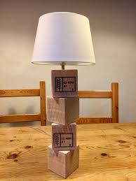 Lampe Aus Palettenfussen Die Wurfel Sind Drehbar Wohnzimmer Ideen Lampe Wohnzimmer