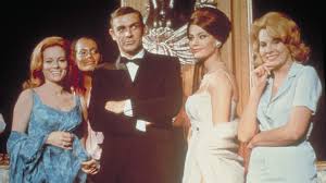 James bond is sent to investigate after a fellow 00 agent is found dead with a priceless fabergé egg. 55 Jahre Spater Dieser James Bond Look Kommt Nie Aus Der Mode