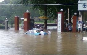 Jun 06, 2021 · (新增:影片) 高雄市區今早受到滯留鋒面影響，大雷雨狂炸；上午8時許，前鎮區中山四路地下道因雨水來不及宣洩，瞬間暴漲，造成3輛自小客車來不及離開滅頂，所幸駕駛人提早下車逃生，在警消搶救下無大礙；另金福地下道也淹水，水深達2公尺，一輛聯結車受困，消防人員獲報救出爬上車頂的駕駛。 åŽç§' æˆ'ä»¬ä¸ä¼šè¢«æ°´æ·¹ Xingbin Net