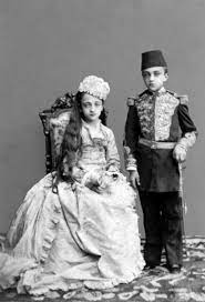Abdülhamid hân'ın 8'i erkek 9'u kız olmak üzere 17 çocuğu oldu. Sultan 2 Abdulhamid In Aile Albumu