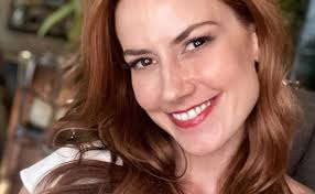 La actriz altair jarabo público en su cuenta de instagram las primeras imágenes de su boda con fréderic gracía, que fue, reveló, muy íntima y en el centro de parís. Dbsvhjth7kwi8m