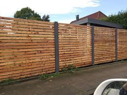 Fertigen Gartenzaun Kaufen Oder Zaun Selber Bauen Lassen Beispiel Vom Gewunschten Gartenzaun Mit Anthazit Pfosten Backyard Fences Fence Design Garden Fence