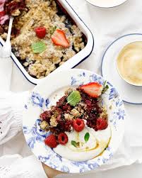 Wer Crumbled Mit Mir Frisch Und Frohlich Ins Wochenende Das Rezept Zu Meinem Gesunden Hirse Crumble Mit Beeren Gibt S Bal Rezepte Lecker Lebensmittel Essen