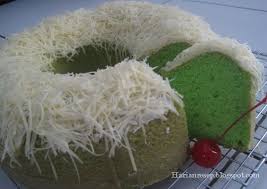 Bukan cuma untuk aroma, pandan juga memberikan warna hijau yang cantik untuk olahan kue bolu. Step By Step Cara Membuat Bolu Kukus Pandan Telur Resep Makanan Manis
