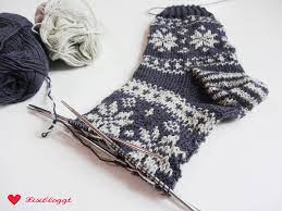 Bei der ersten anprobe hat sich das bestätigt, also alles wieder aufgemacht und mit mehr maschen neu gestrickt. Anleitung Norwegersocken Mit Sternmuster Stricken Lisibloggt
