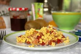 Oeuf Brouille Aux Tomates Sechees Et Jambon Fume Recette Recette Oeufs Brouilles Recette Oeuf Recettes De Cuisine
