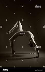 Nackt Yoga-Rad-Pose (Position 1 Stockfotografie - Alamy