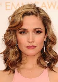 Best Celebrity Make Up And Beauty Looks Brown Eyes Blonde Hair Curled Blonde Hair Brunette Hair Color