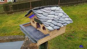 Hast du schon erfahrung mit vogelhäusern sammeln können? Vogelhaus Mit Schieferdach Wilde Deckung Farbiger Schiefer Theis Boger Schieferdeckung Roter Und Gruner Schiefer Schieferkehlen Style Dach Aus Liebe Zum Handwerk