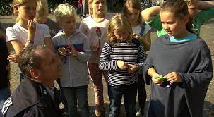 Vier figuren aus auf streife, gino maier, stephan sindera, isabelle telly und martin fuchs, sind involviert. Auf Streife Video Gefahren Eines Fidget Spinners Und Der Richtige Weg Uber Den Zebrastreifen Sat 1