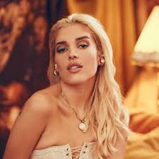 Elena Rose lanza su primer EP "En las nubes