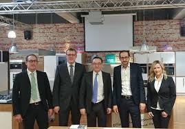 Mit millionen inspirierender fotos von designprofis. Bahlingen A K Erfolgsmodell Made In Regio Landtagsabgeordneter Marcel Schwehr Zu Besuch Bei Maier Kuchen In Bahlingen Regiotrends