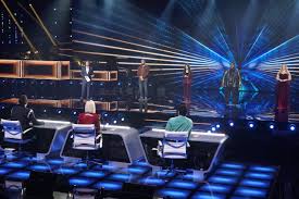 Chayce beckham is moving on to the next round of judging on american idol after delivering a haunting performance of tyler childers' hard times during the genre challenge portion of hollywood week on sunday night (march 21.) Pvutpph8s8oozm