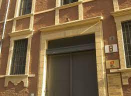 Les voitures circulent dans les deux sens avec du stationnement des deux cotés malgré qu'il n'y ait pas vraiment la place pour. Bibliotheque Duranti Bibliotheque De Toulouse