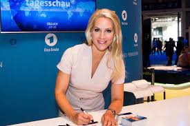 103,417 likes · 13,083 talking about this. Judith Rakers So Tickt Die Ard Tagesschau Sprecherin Privat Liebenswert Magazin