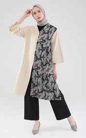Batik pun tak luput dari perhatian sebagai busana untuk pergi ke kantor nah, berikut ini adalah beberapa contoh model baju batik wanita yang modis dan trendi yang cocok untuk dijadikan busana ke kantor. Sudah Siap Kembali Bekerja Inilah Inspirasi Model Baju Batik Kantor Perempuan Berjilbab Glitzmedia Co