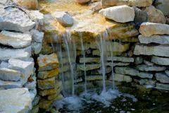 Falls nicht, muss entweder ein auffangbecken aufgestellt oder auf erdniveau eine grube in der gewünschten größe ausgehoben werden. Wasserfall Aus Natursteinen Bauen Schone Ideen