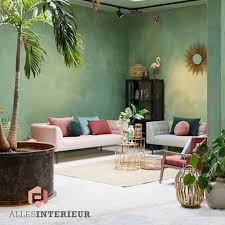 inspiratie banken roze bank en grijze bank met stalen poten thuis thuisdecoratie roze bank