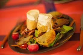 Salade De Chevre Chaud Aux Tomates Cerises Pommes De Terre Et Lardons Recette Salade De Chevre Chaud Chevre Chaud Salade Chevre