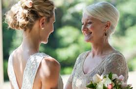 Les coiffures sophistiquées, lisses et plaquées, la forme bohèmes et pures qui donnent du mouvement à la chevelure sans paraître trop apprêtées, sont la tendance de coiffures de mariée 2015. Robe Pour Un Mariage Chic Style