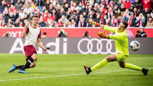 Key defender jeffrey gouweleeuw and marco richter are both available after suspension. Fc Bayern Fc Augsburg Stottersieg Fur Fcb Panne Bei Der Aufstellung Fc Bayern