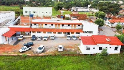 Estrutura e estacionamento do Hotel São José, gerada com IA