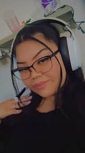 Heyyy , I'm 24 just looking for wlw🌈or any girls to just play with I be  bored asl yall can add me im friendlyyyy