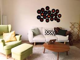 Wie vermeiden sie das also, ein langweiliges. Gemutliches Wohnzimmer Mit Wanddeko Aus Alten Schallplatten Wohnzimmer Vinyl Deko Wohnzimmer Dekorieren Wohnzimmer Dekor Zimmer