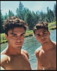 friends don't look like that (Pausada)