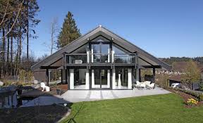 Modernes gartenhaus mit terrasse jacob e 12m² 44mm 3x7 von gartenhaus mit terrasse aus polen photo. Haus Mit Terrasse Und Teich Modern Hauser Sonstige Von Davinci Haus Houzz